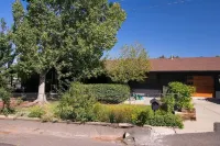 Spacious Mountain Home- w/ game room- 5 min from downtown