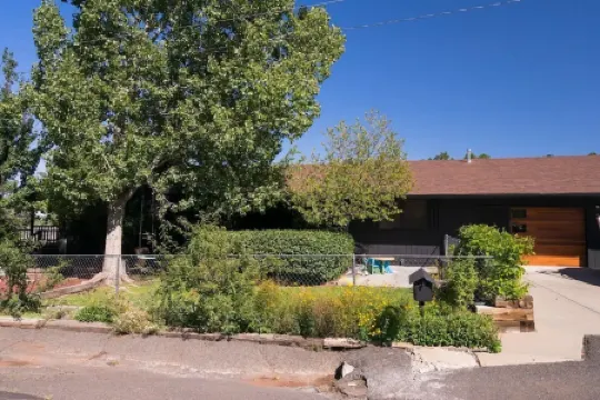 Spacious Mountain Home- w/ game room- 5 min from downtown