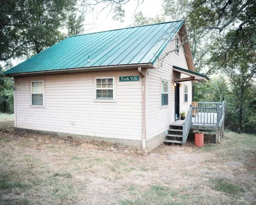 Charming 2-bedroom cottage with loft, AC, and WiFi on peaceful 295-acre property Hotels in Conway County