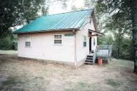 Charming 2-bedroom cottage with loft, AC, and WiFi on peaceful 295-acre property - 3-Star