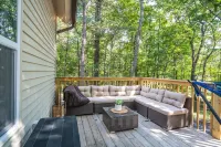 Cozy Arctic Getaway w/ Hot Tub near Bushkill Falls