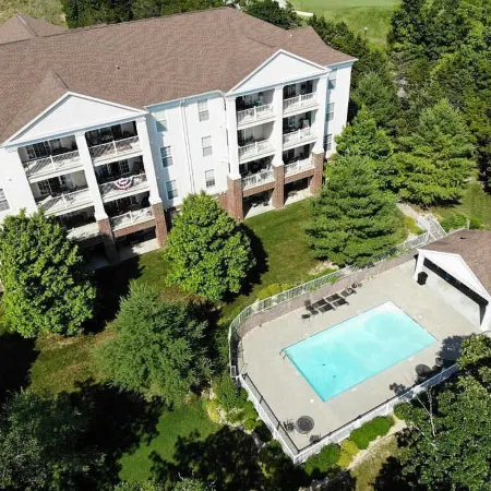 Gorgeous and Large Condo, Elevator, Pool, Ozark Views! Close to Branson strip!