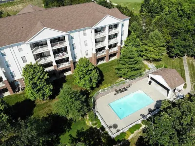 Gorgeous and Large Condo, Elevator, Pool, Ozark Views! Close to Branson strip!