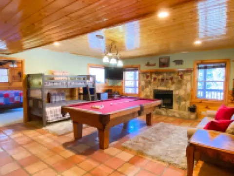 Beautiful Log Cabin with Private Pond & Dock Mlk Weekend Just Opened