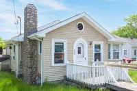 Cozy 3 bed cottage minutes away from beach & fun!