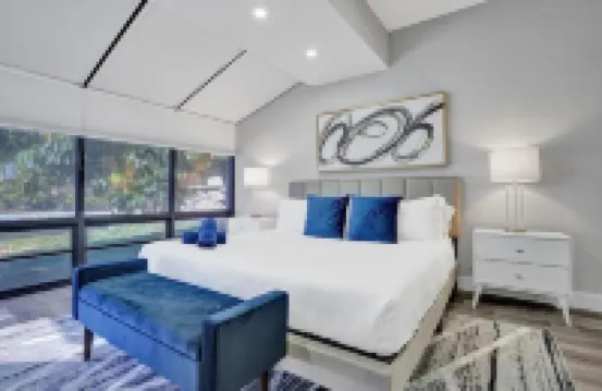 6BR Modern Waterfront Villa Heated Pool Gameroom
