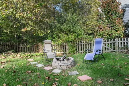 Fun and Open Space Near Everything - Pool table, Hot Tub in Williamsburg