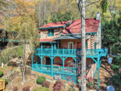 Decorated Christmas Log Cabin with Mountain View, Hot Tub, Pool Table, Sleeps 10