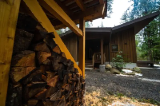 Cozy mountain retreat in the forest-close to Mt Baker Ski Area and pet friendly!