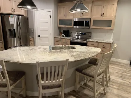 Direct Lakeside View, 5 bed, 2.5 bath Condo at Bridges Bay