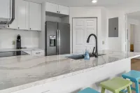 Beautiful Bright Condo Minutes to the Beach