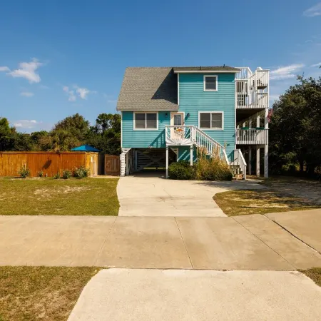 Private pool w/ heat available, hot tub, pet friendly, 5 min walk to beach!