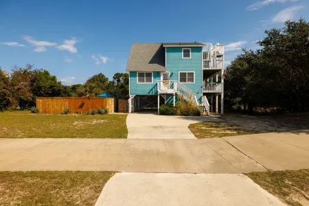Private pool w/ heat available, hot tub, pet friendly, 5 min walk to beach!