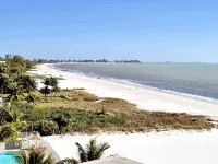 Steps from Beach, Gorgeous Sunset Views, Recently Renovated, 2BD/2BTH, Sleeps 4