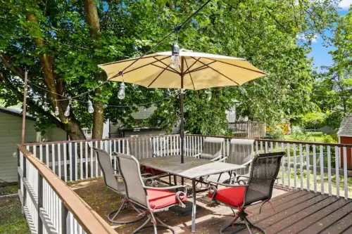 Hot Tub and Spacious Backyard Close to Lake!