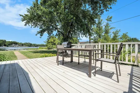 Charming Waterfront 4-bedroom house with AC and WiFi with Amazing Views!