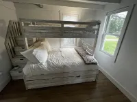 Remodeled Jamestown beach cottage within walking distance to beach