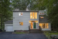 Modern Poconos Escape | Hot Tub | Fire Pit | Games!