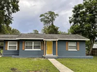 Pet friendly 2-bdrm home minutes from downtown Hotels near Sunglass Hut