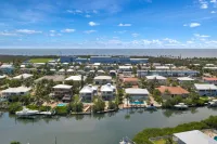 Beautiful 4 Bedroom/3 Bath Home w/Private Pool,40 ft. Dock Near Sombrero Beach!