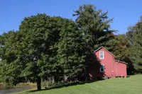 Beautiful Private Lakefront Cottage with Hot tub Hotel a Guernsey County