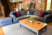 A unique 4 bed barn conversion set in beautiful rural location of North Somerset Отели в г. Бернем Витхаут