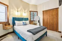 The Redwood Retreat- 5Bed/4Ba with a Rooftop Deck in the Heart of Ohio City