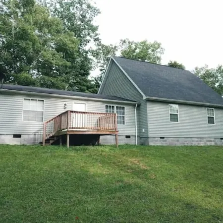 Roomy House on 2 private acres above the cliffs at Summersville Lake