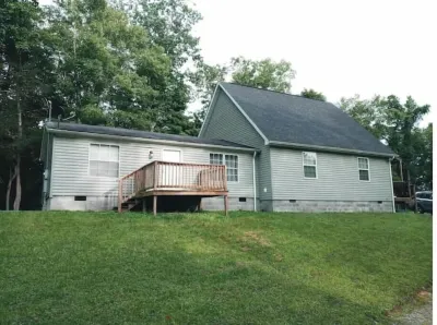 Roomy House on 2 private acres above the cliffs at Summersville Lake