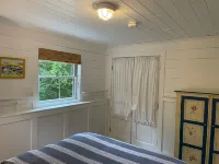 Charming and cozy apartment nestled in the woods. Các khách sạn gần Carriages of Acadia