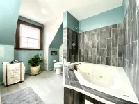 Safe & Trendy Historic Midtown 3rd Floor Riverview Apartment