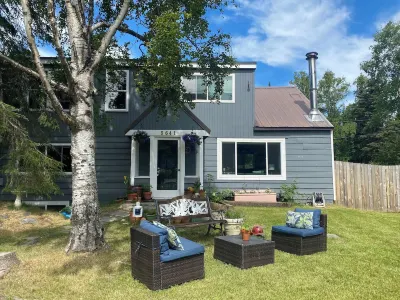 New:  Modern Comfort Meets Historic Charm in Alaskan Railroad House Hotel in zona Alaskazoo