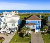 BlueMar Beach House, Ocean View 5Br, Exclusive Beach Access – 3 Min Walk to Sand Hotel dekat West Galveston Island Historical Landmark