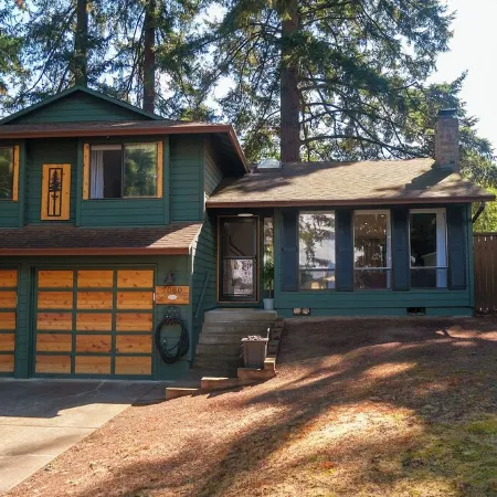 Charming 4-bedroom family home in Beaverton with AC, fitness room, WiFi