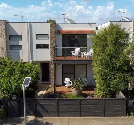 2 Story Townhouse near beach Отели в г. Сейнт Леонардс