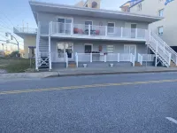 Cozy Ocean-Block and Centrally Located Condo with a Balcony Hotels in 