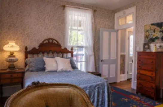 Timeless on Tenth - Historic Downtown Noblesville Hotels in Noblesville