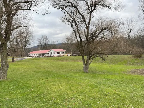 Niman House is a fishermans paradise, river front on the beautiful Juniata River - Homestays
