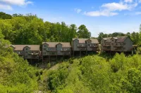 ♡ Your Happy Place Overlooking Center Hill Lake ♡