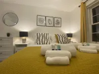 A stroll to Ringwood, near to New Forest & South Coast Beaches. Private Parking