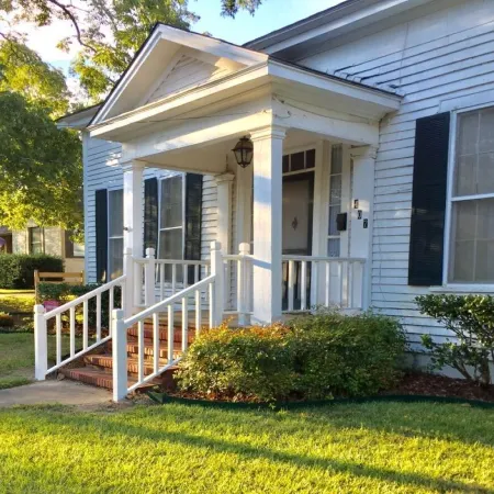 LA BELLE MAISON - Beautiful 1850 Historical home just across from Lions Park!