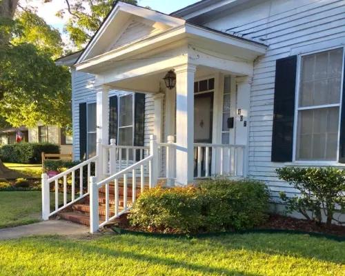 LA BELLE MAISON - Beautiful 1850 Historical home just across from Lions Park! Hotels in Jefferson