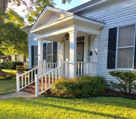 LA BELLE MAISON - Beautiful 1850 Historical home just across from Lions Park!