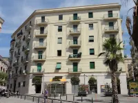 OS-Garden Maison de central charm with large private garden and parking