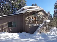 Tranquil, well-kept Cabin with Log Furniture & SHARC passes at 1, Whistling Swan - 露台