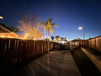 Centrally located beach-house themed resort style home with pool and hot tub University of Phoenix附近的飯店