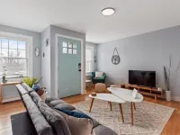 BOHO BUNGALOW - STEPS FROM HISTORIC DOWNTOWN APEX<br> Hotels in Apex