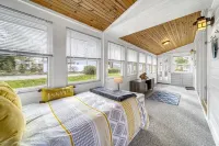 Cozy Cottage for 8, Fire Pit + Short Walk to Town
