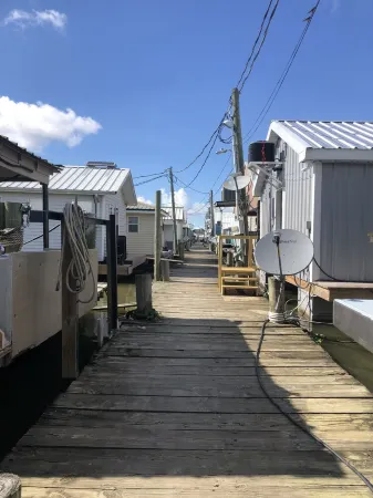 6 Man Beer Can Venice Marina Front Row Ice, Wifi, & W/D Great Camp
