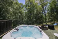 Pet-Friendly Family Retreat, 4Br, Hot Tub, GameRoom